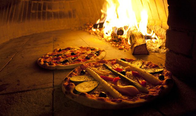 Cottura al forno a legna: scopri i benefici del metodo a cottura indiretta per una cucina sana e gustosa
